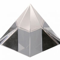Хрустальная пирамидка 90ммХ90мм